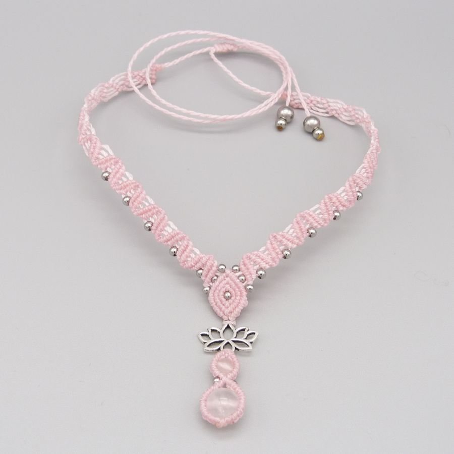 Collana in micro-macramè rosa con due perle di quarzo 