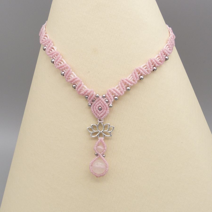 Collana in micro-macramè rosa con due perle di quarzo 