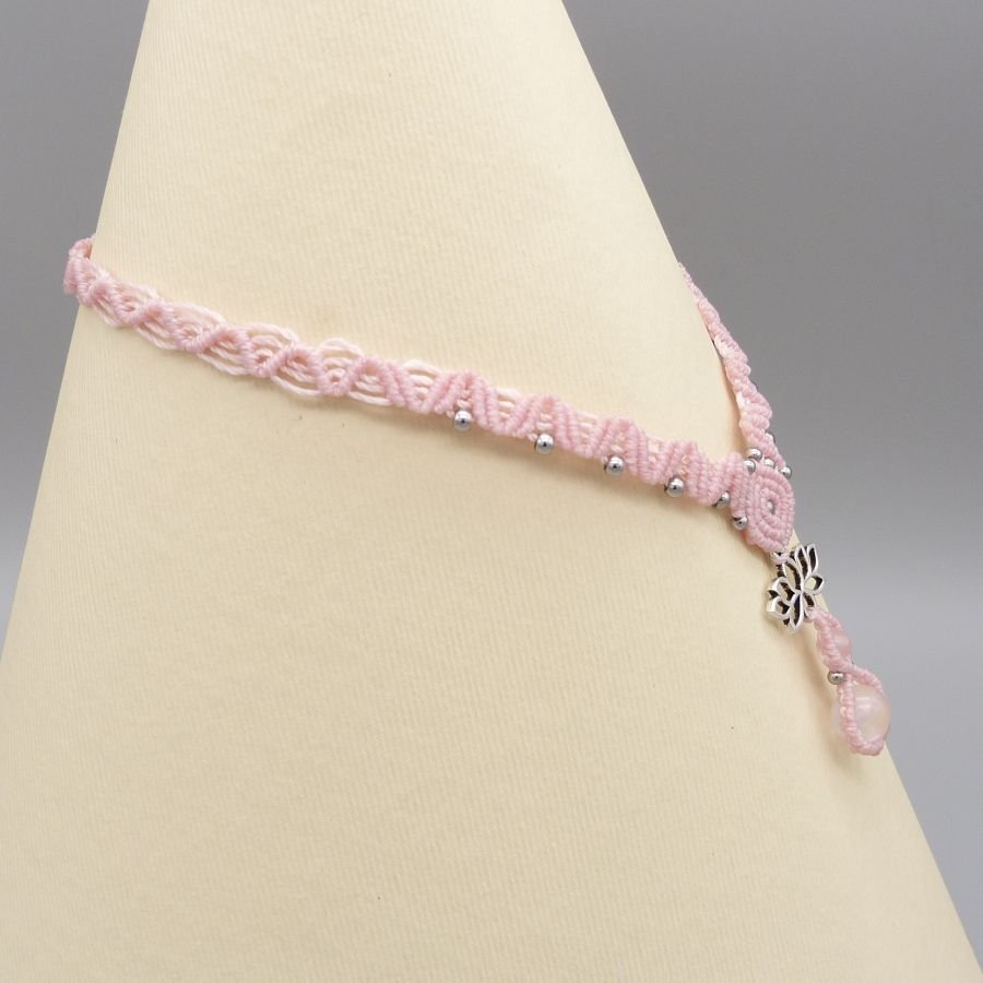 Collana in micro-macramè rosa con due perle di quarzo 