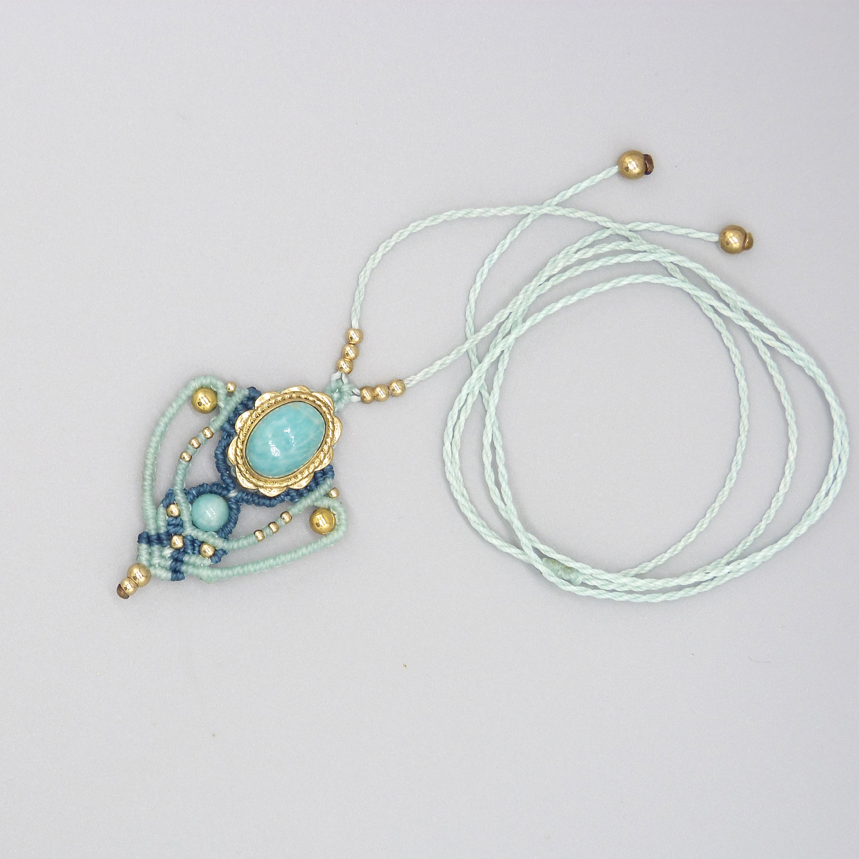 collier sautoir couleur menthe à l'eau en micro-macramé avec une amazonite sertie de laiton