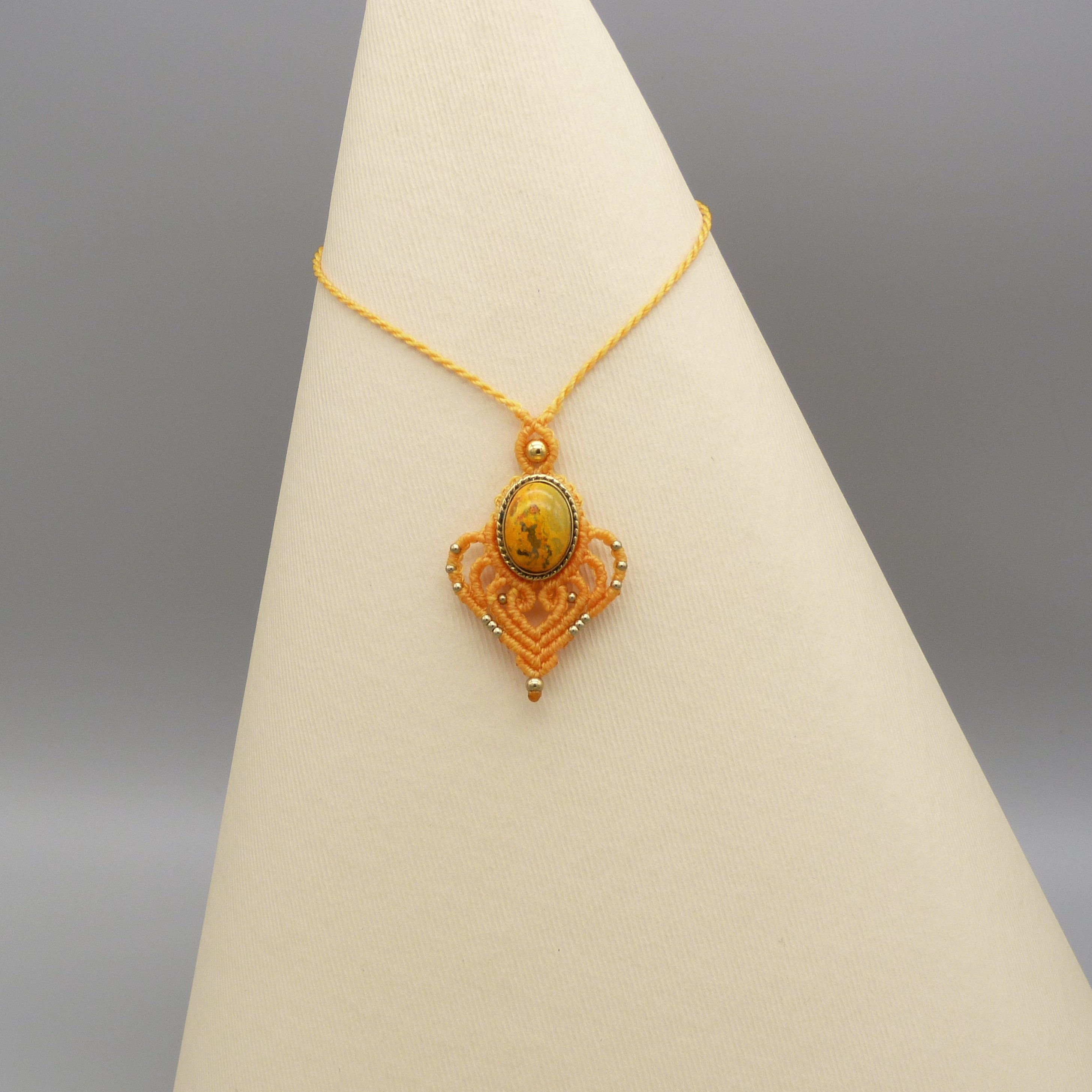 collier sautoir jaune en micro-macram&eacute; avec un jaspe bumblebee serti de laiton