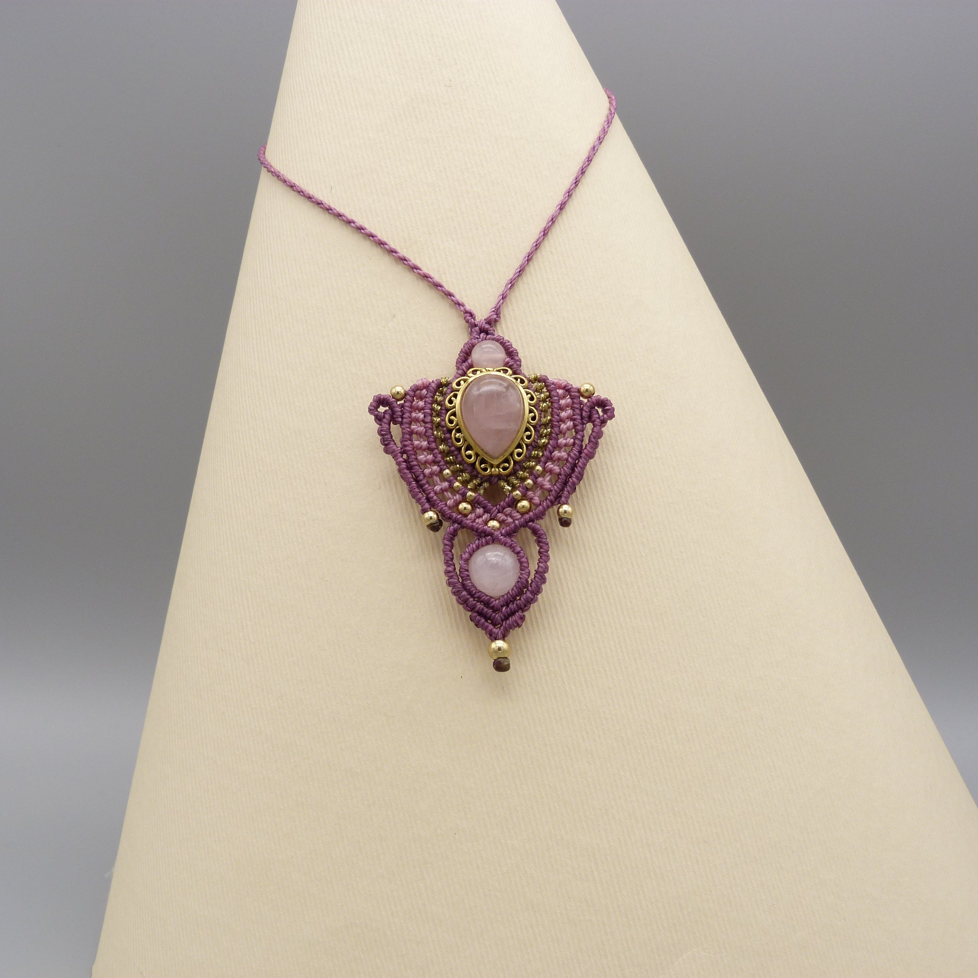 collier sautoir rose en micro-macram&eacute; avec un quartz rose serti de laiton