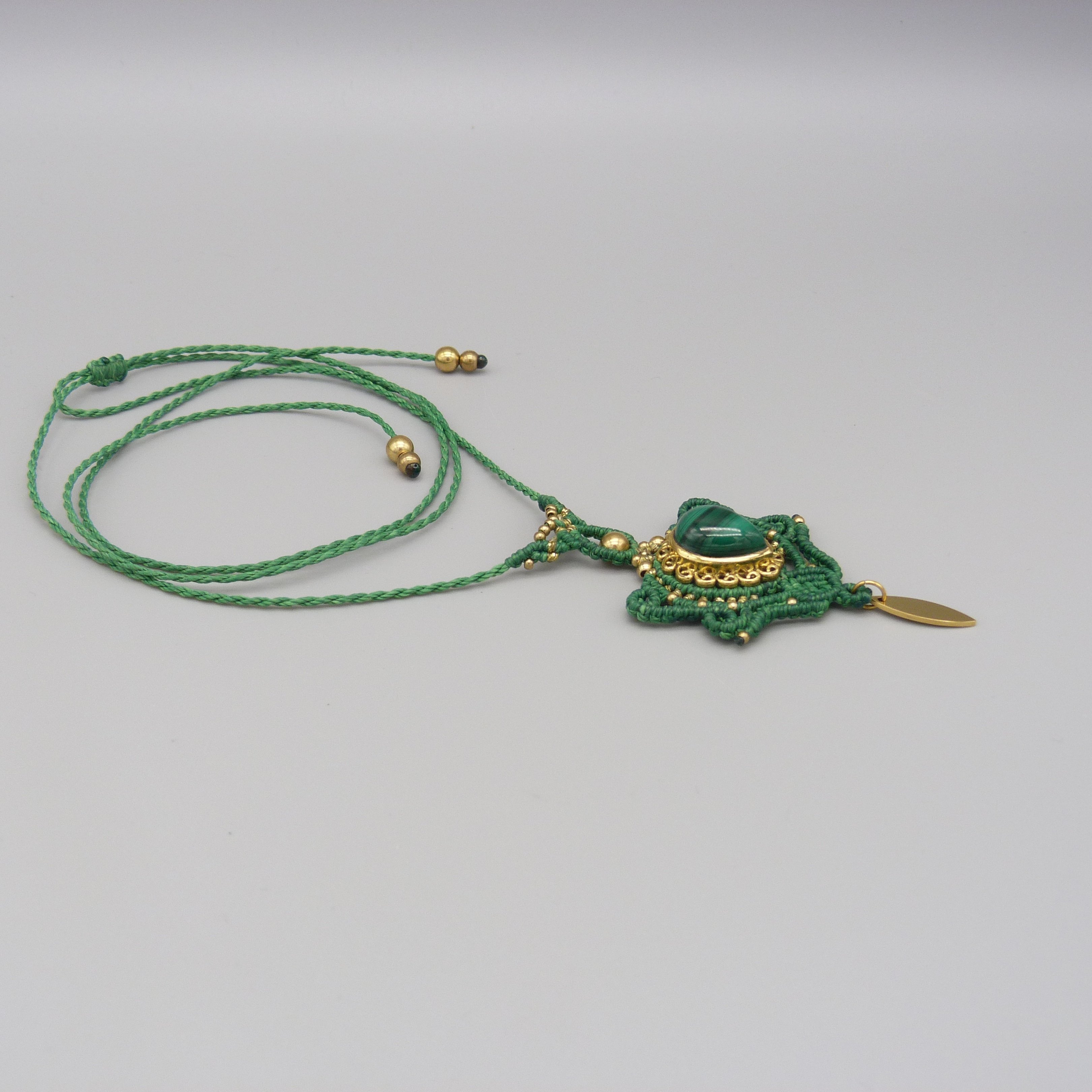 collier sautoir vert en micro-macramé avec une malachite sertie de laiton