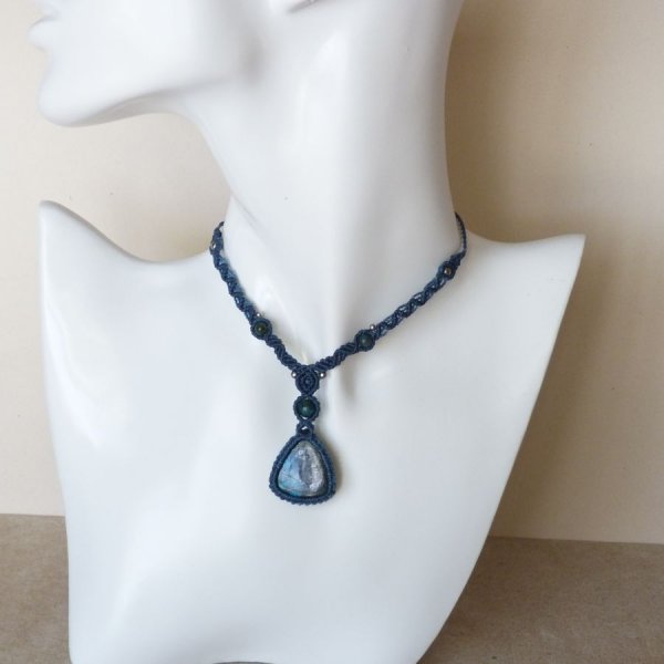 Collana in micro-macram&egrave; con crisocolla in tonalit&agrave; blu