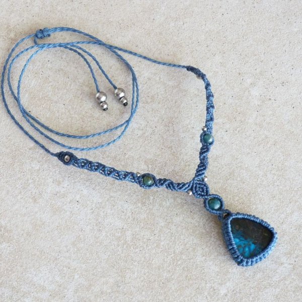 Collana in micro-macram&egrave; con crisocolla in tonalit&agrave; blu
