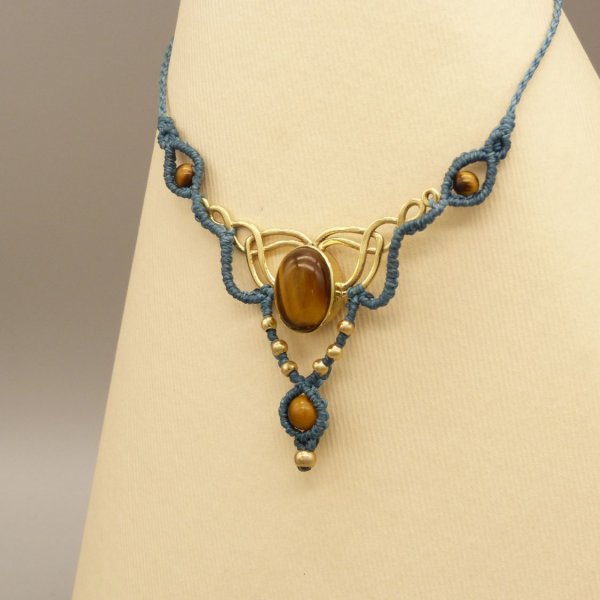 Collana in micro-macram&eacute; verde anatra con occhio di tigre