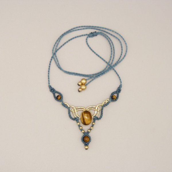 Collana in micro-macram&eacute; verde anatra con occhio di tigre