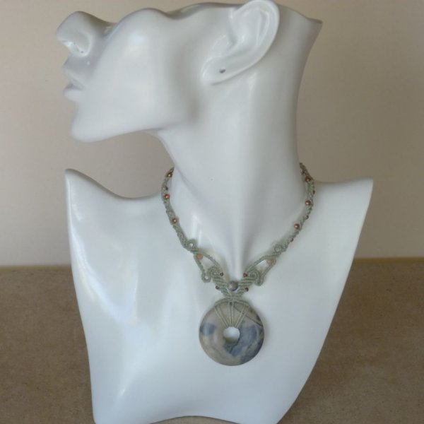 Collana verde acqua in micro-macram&egrave; con una pietra naturale, il diaspro picasso, come pezzo centrale