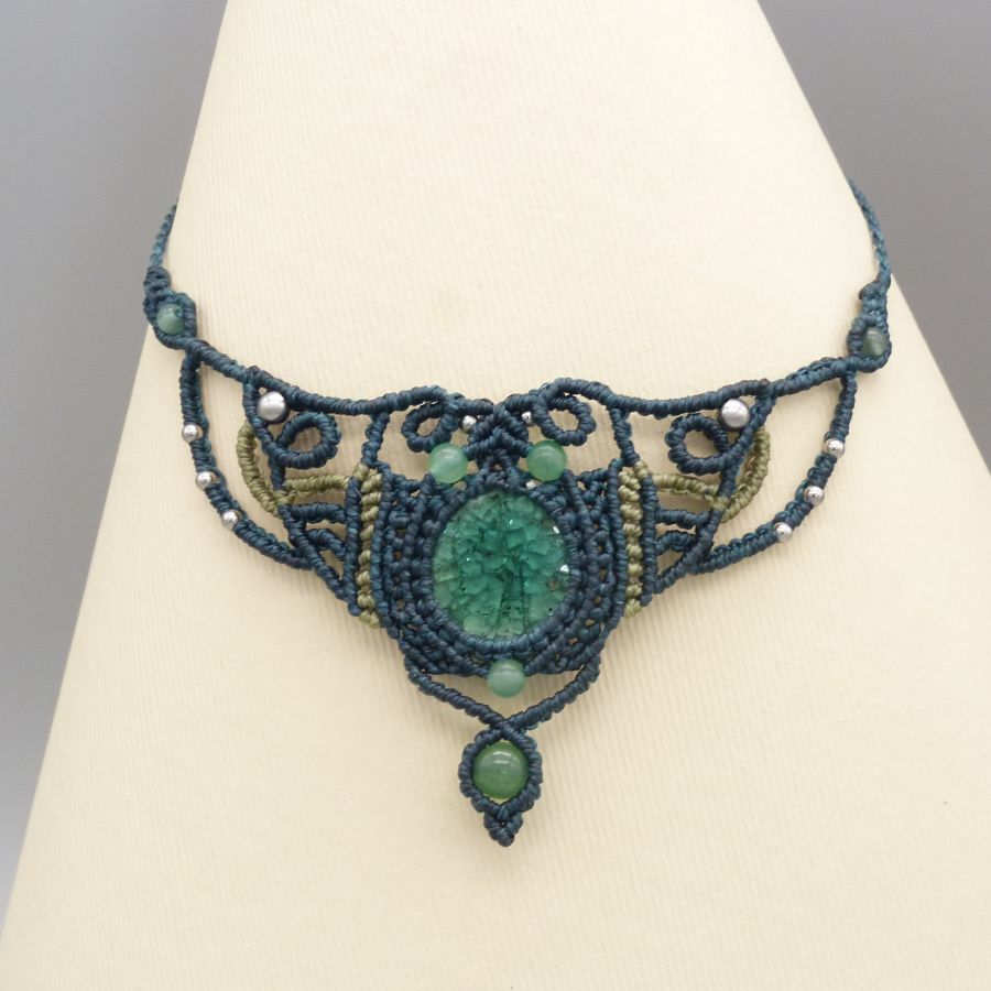 Collana verde smeraldo in micro-macramè con ceramica incastonata