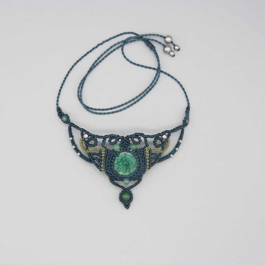 Collana verde smeraldo in micro-macramè con ceramica incastonata