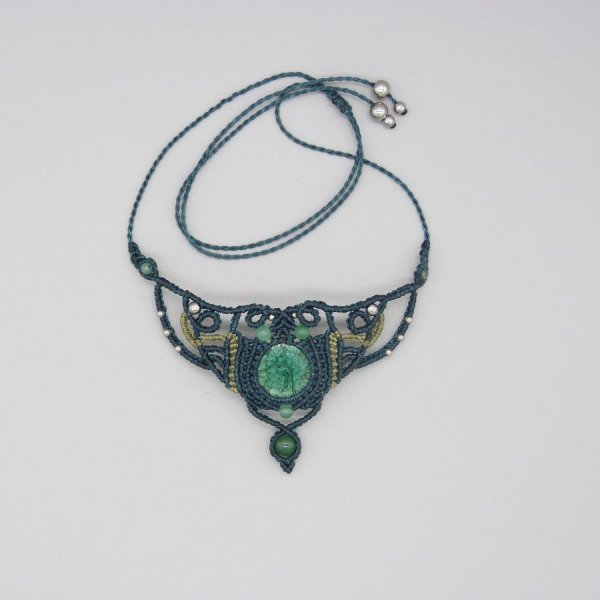 Collana verde smeraldo in micro-macram&egrave; con ceramica incastonata