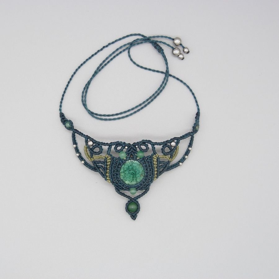 Collana verde smeraldo in micro-macramè con ceramica incastonata