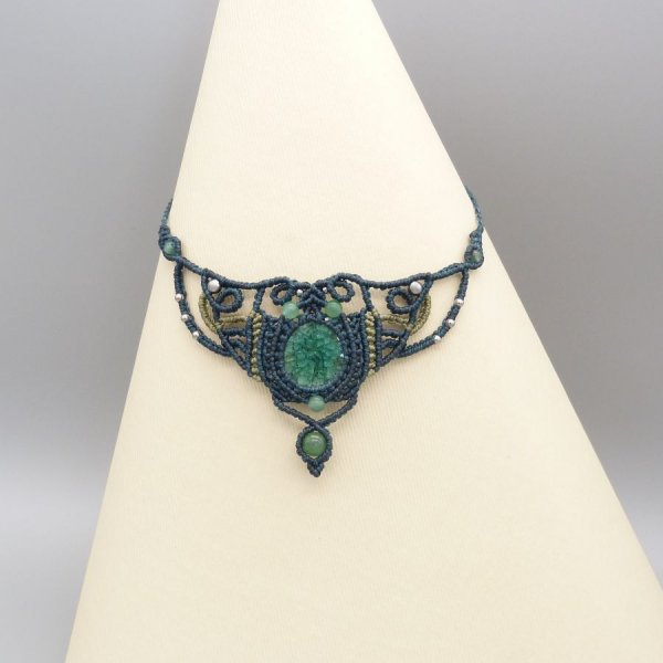 Collana verde smeraldo in micro-macram&egrave; con ceramica incastonata