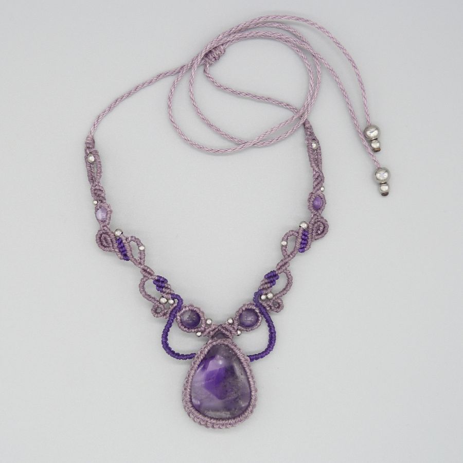 Collana in micro-macramé viola con ametista