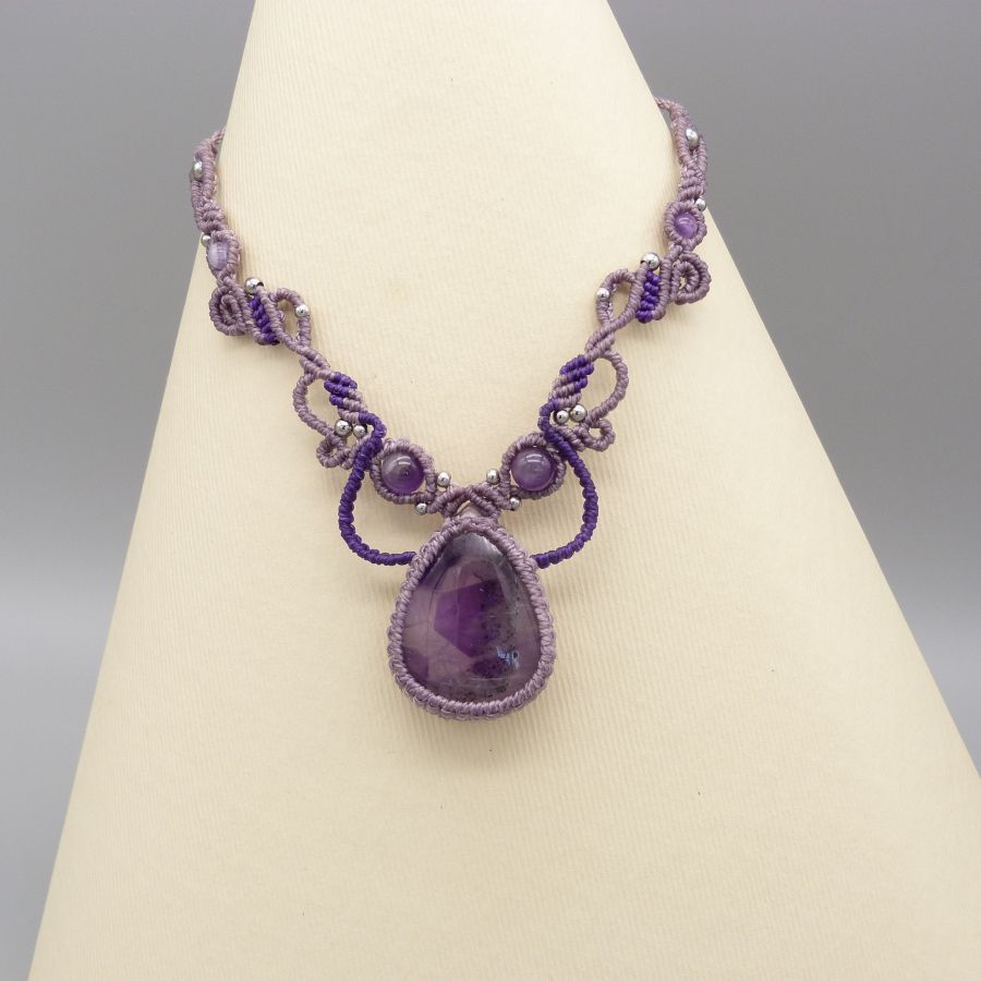 Collana in micro-macramé viola con ametista