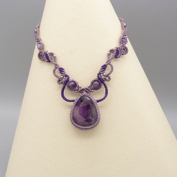 Collana in micro-macram&eacute; viola con ametista
