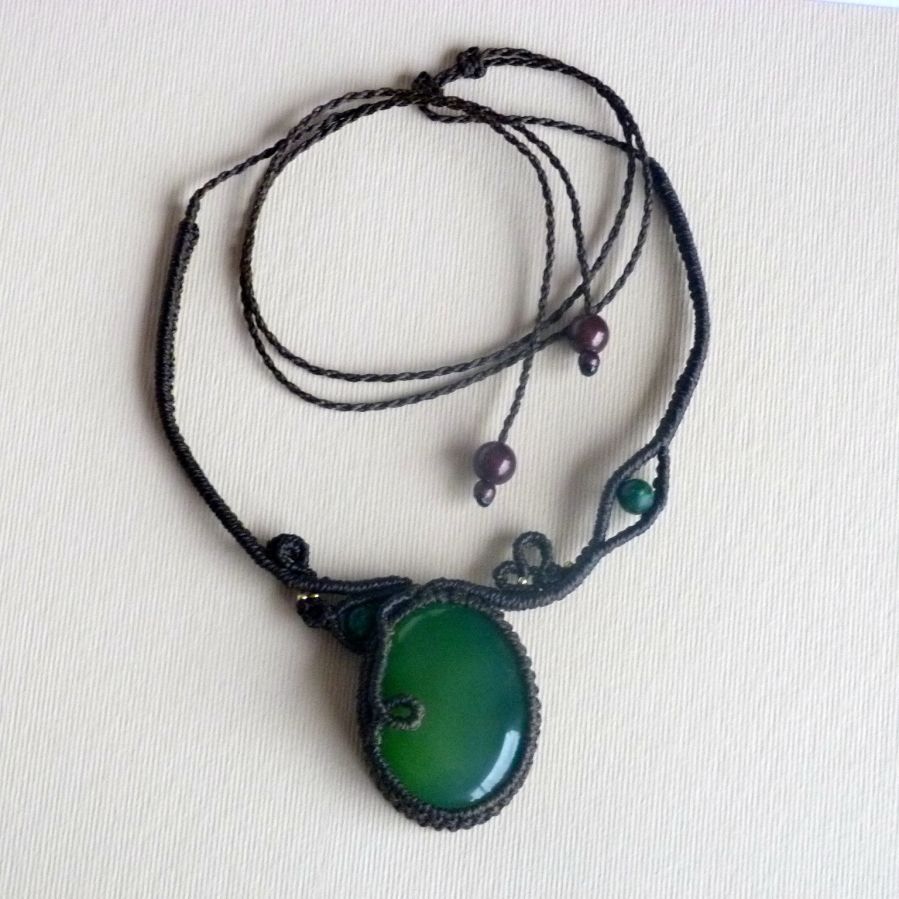 Collana in micro-macramé marrone cioccolato con gemma verde