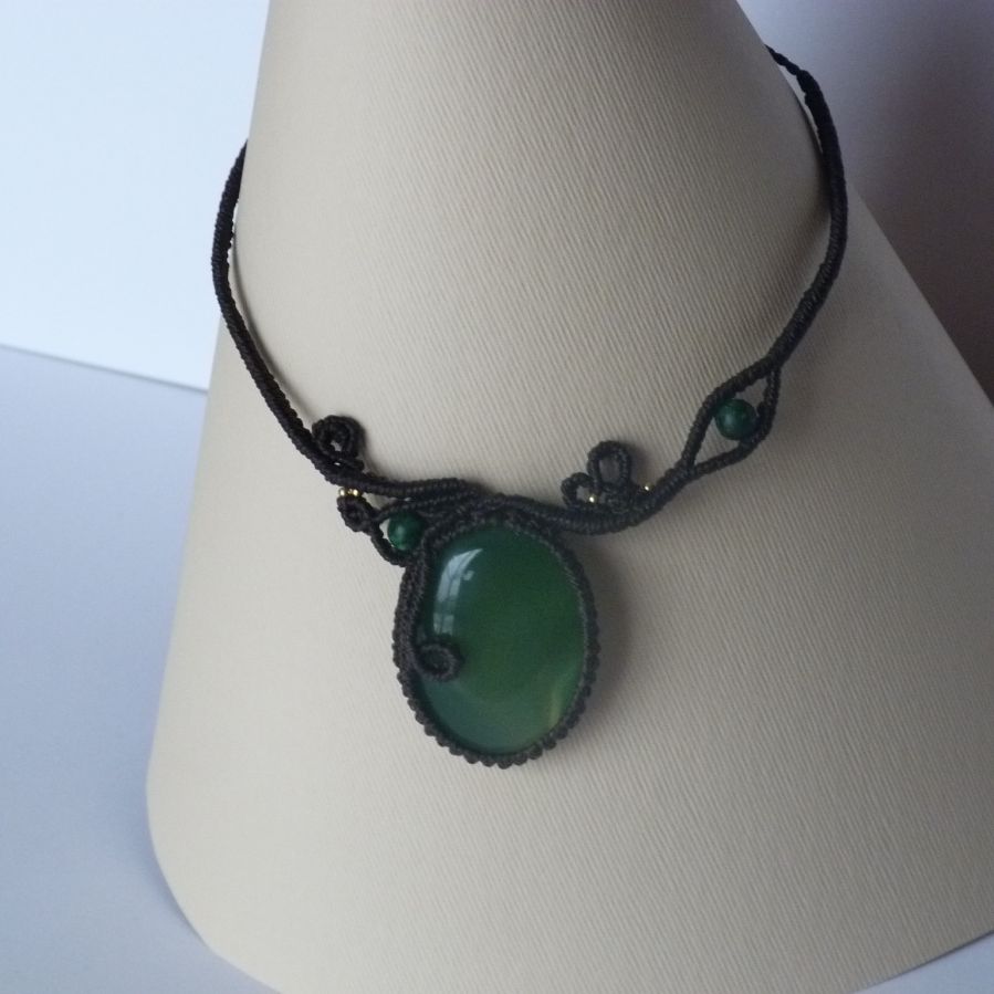 Collana in micro-macramé marrone cioccolato con gemma verde