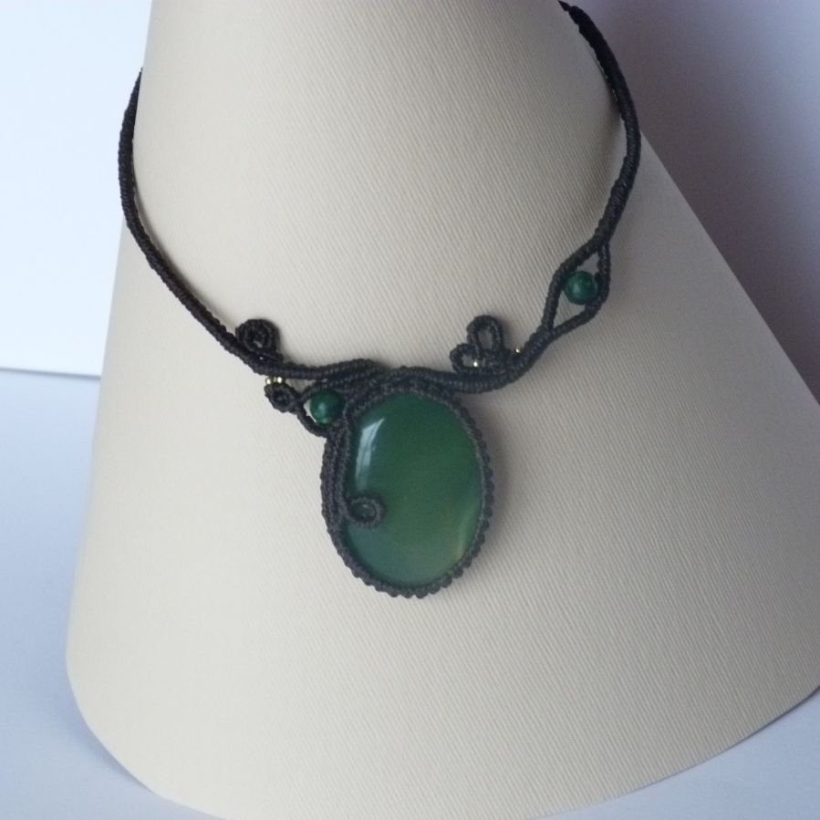 Collana in micro-macramé marrone cioccolato con gemma verde