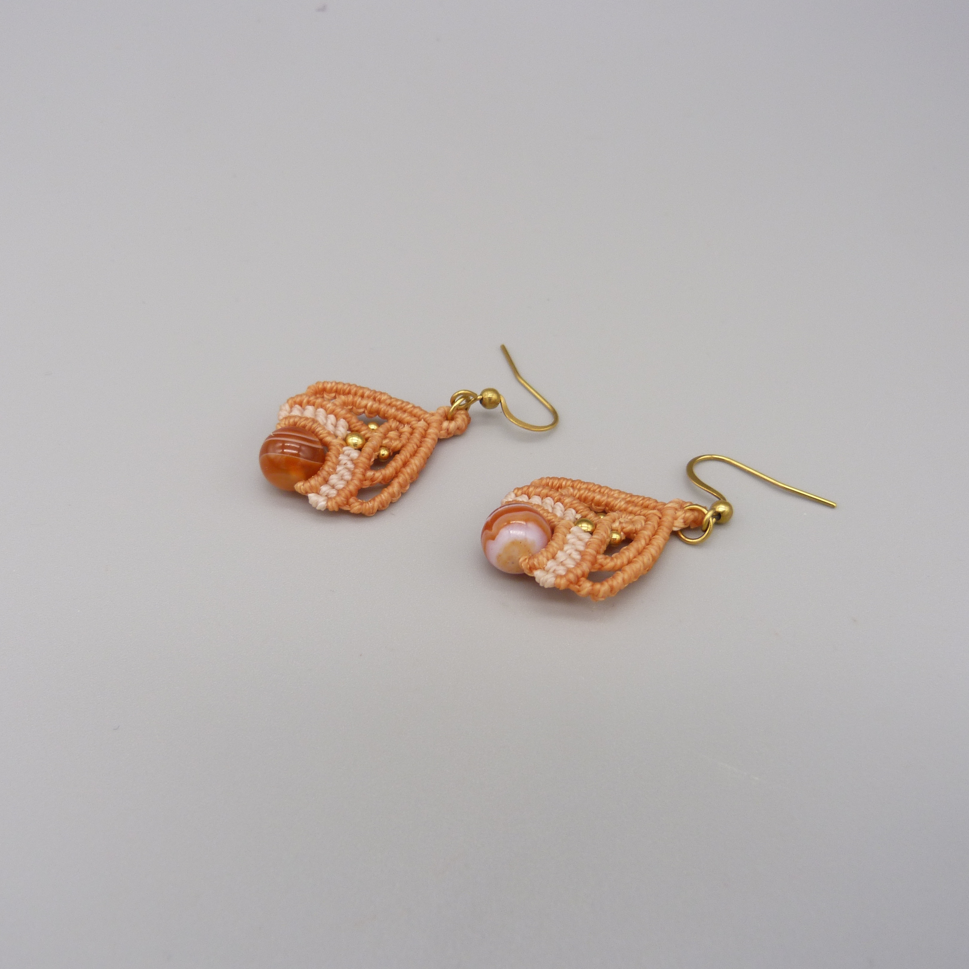 Paire de boucles d'oreilles bleues avec des perles en cornaline
