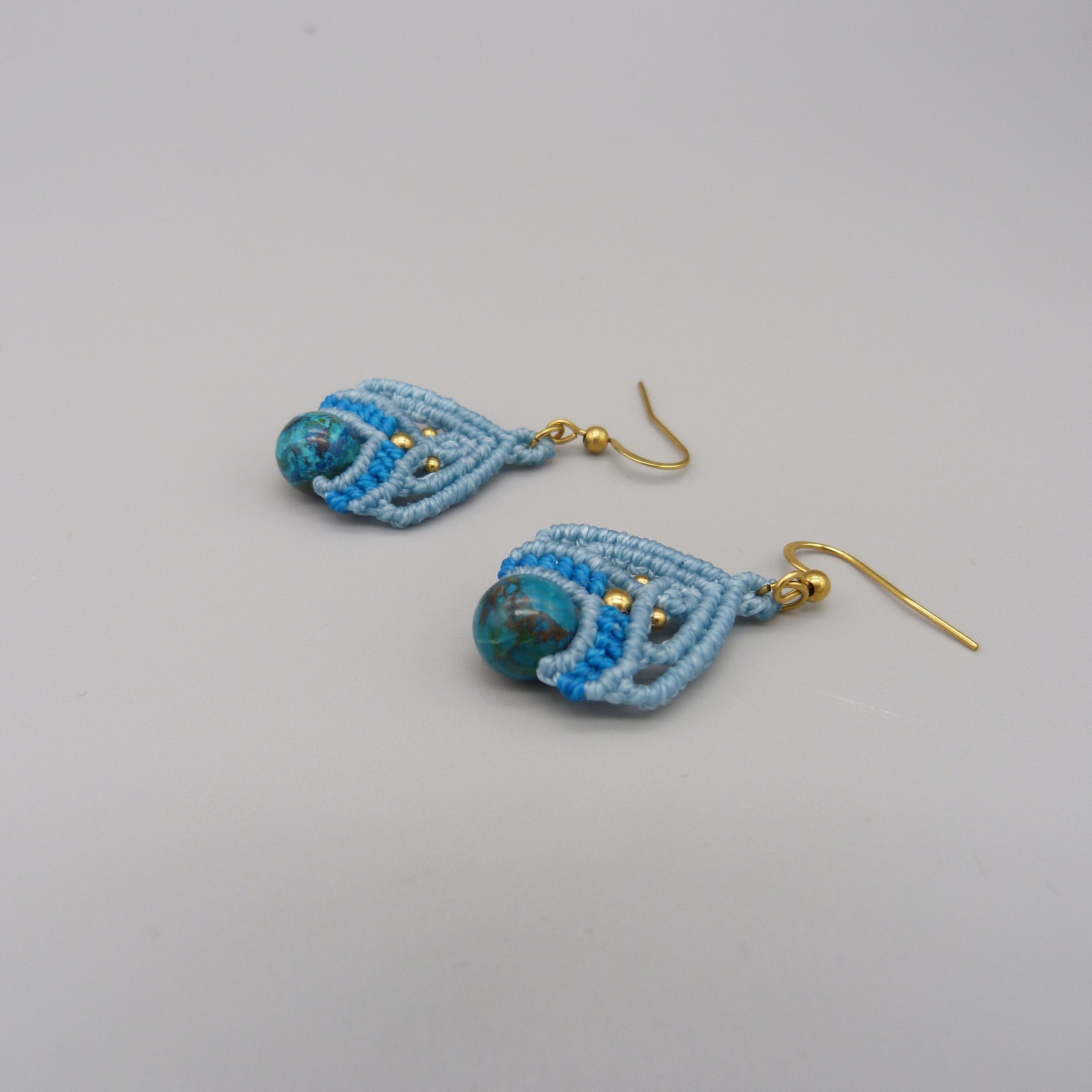 Paire de boucles d'oreilles bleues avec des perles en chrysocolle