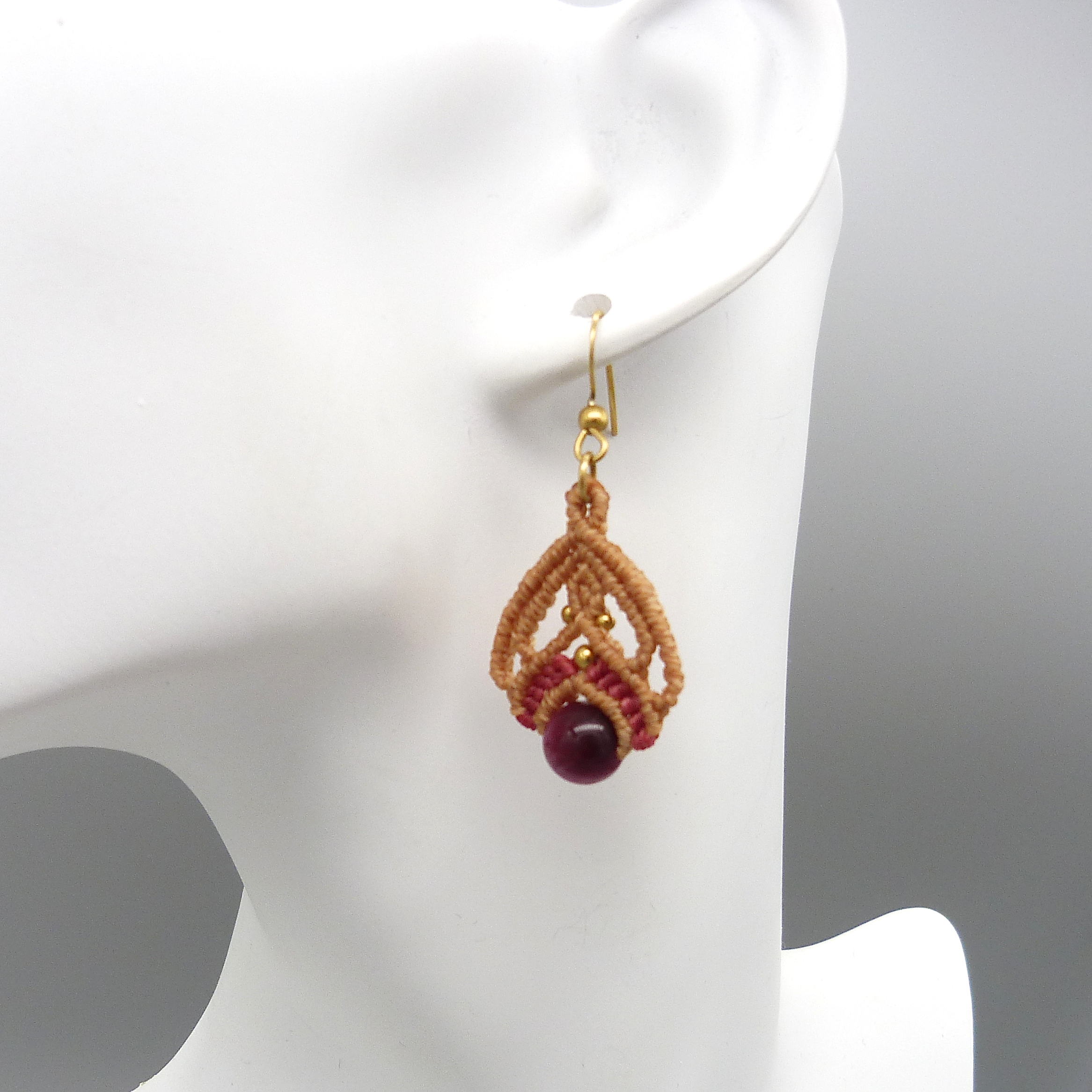 Paire de boucles d'oreilles bleues avec des perles en oeil de tigre teint&eacute;