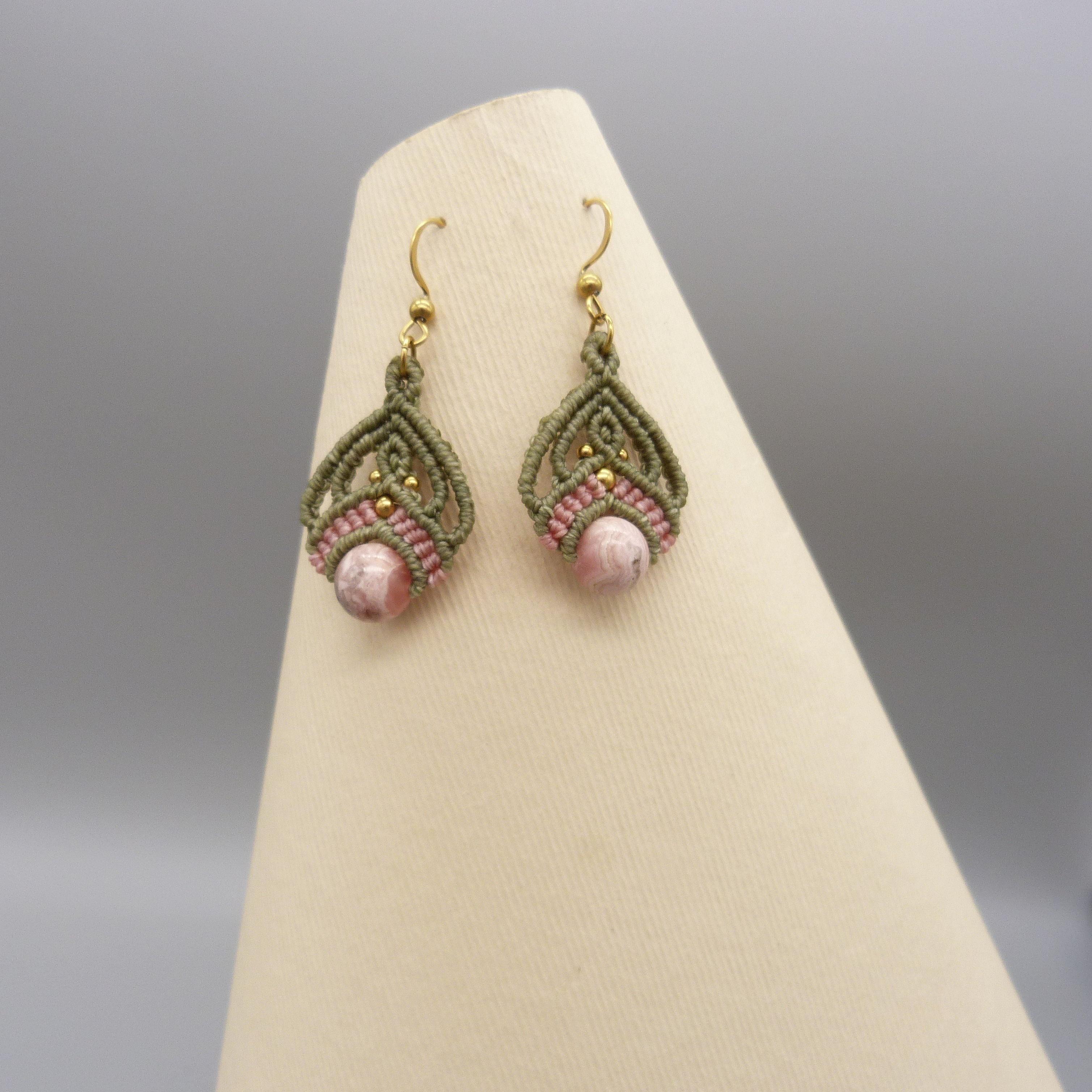 Paire de boucles d'oreilles bleues avec des perles en rhodochrosite