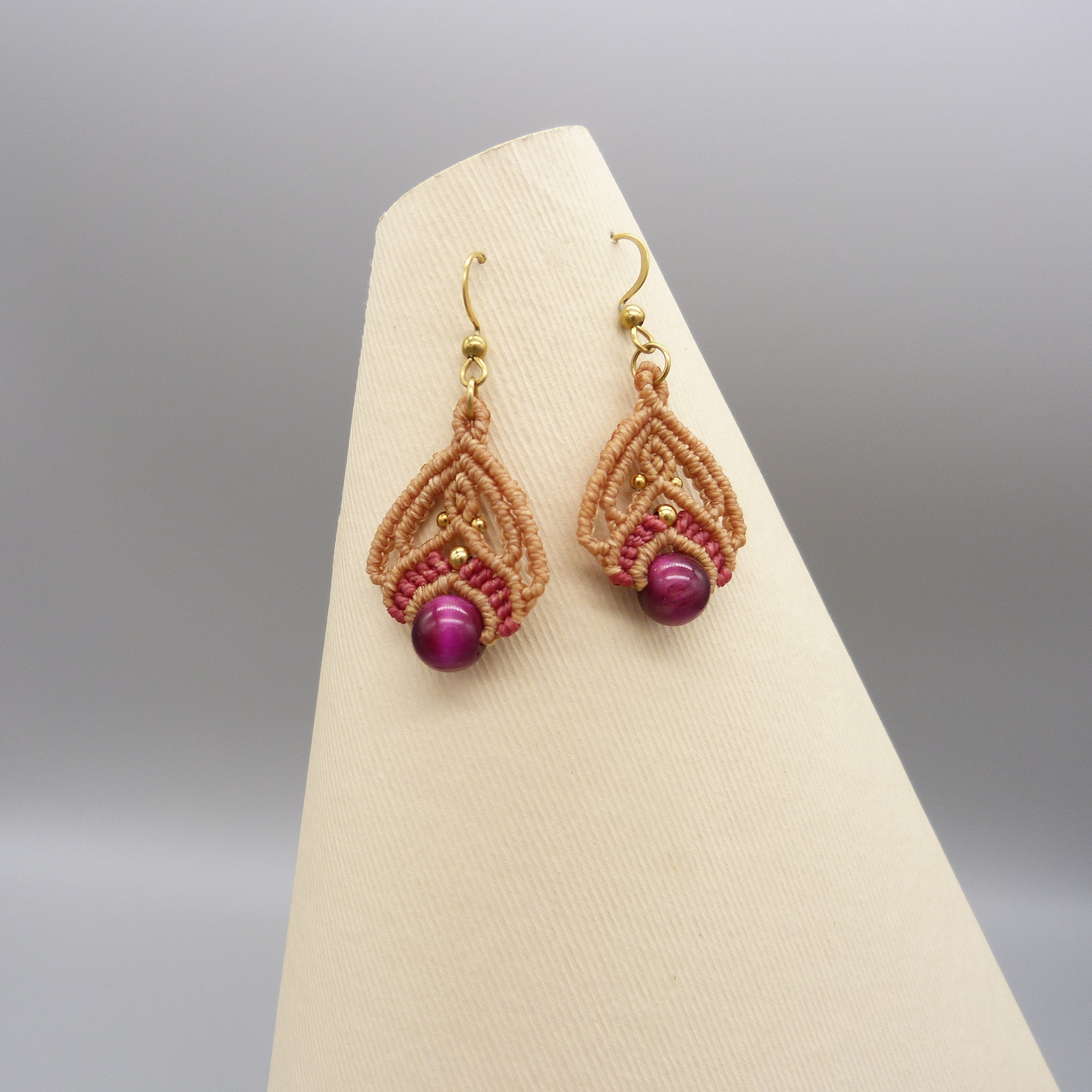 Paire de boucles d'oreilles bleues avec des perles en oeil de tigre teint&eacute;