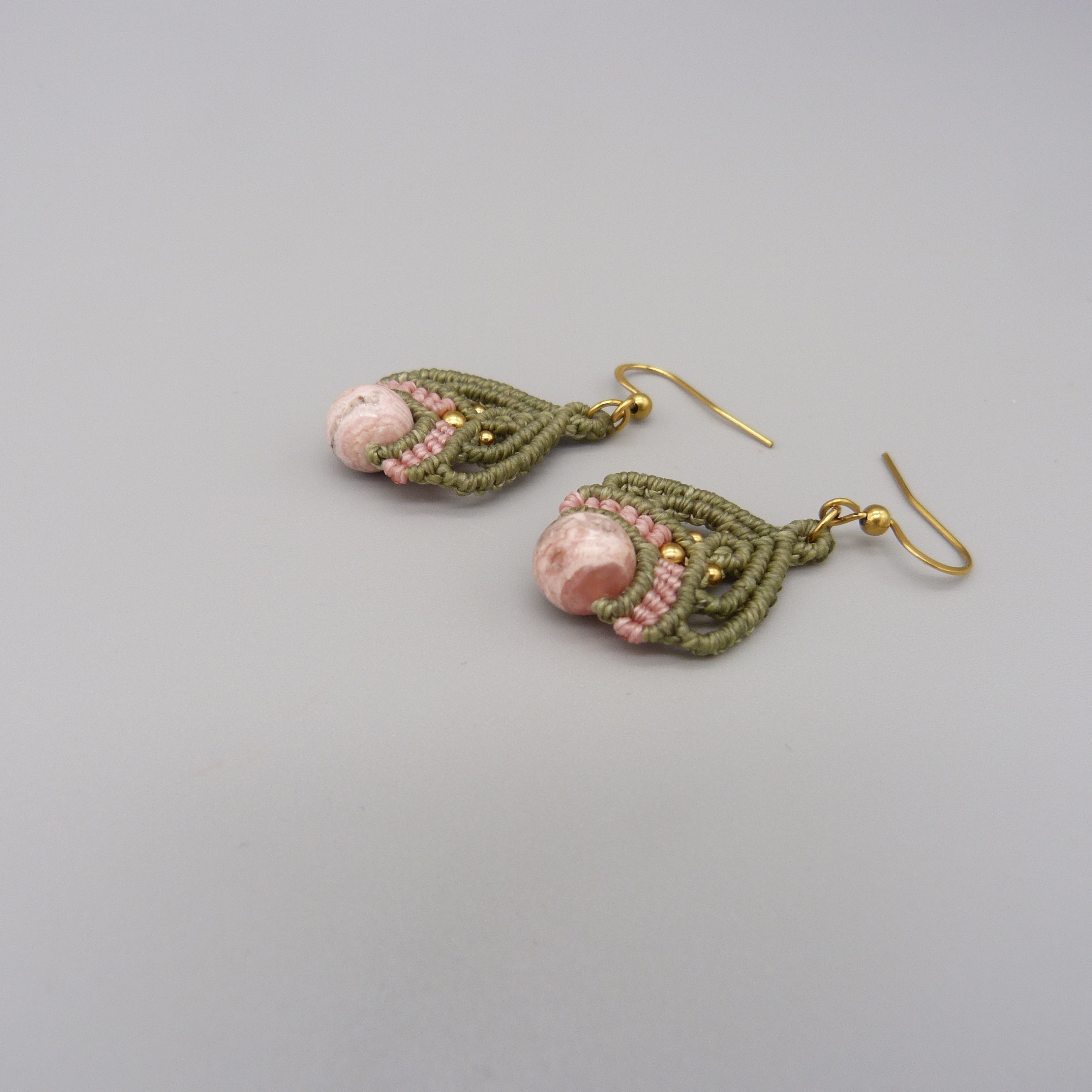 Paire de boucles d'oreilles bleues avec des perles en rhodochrosite