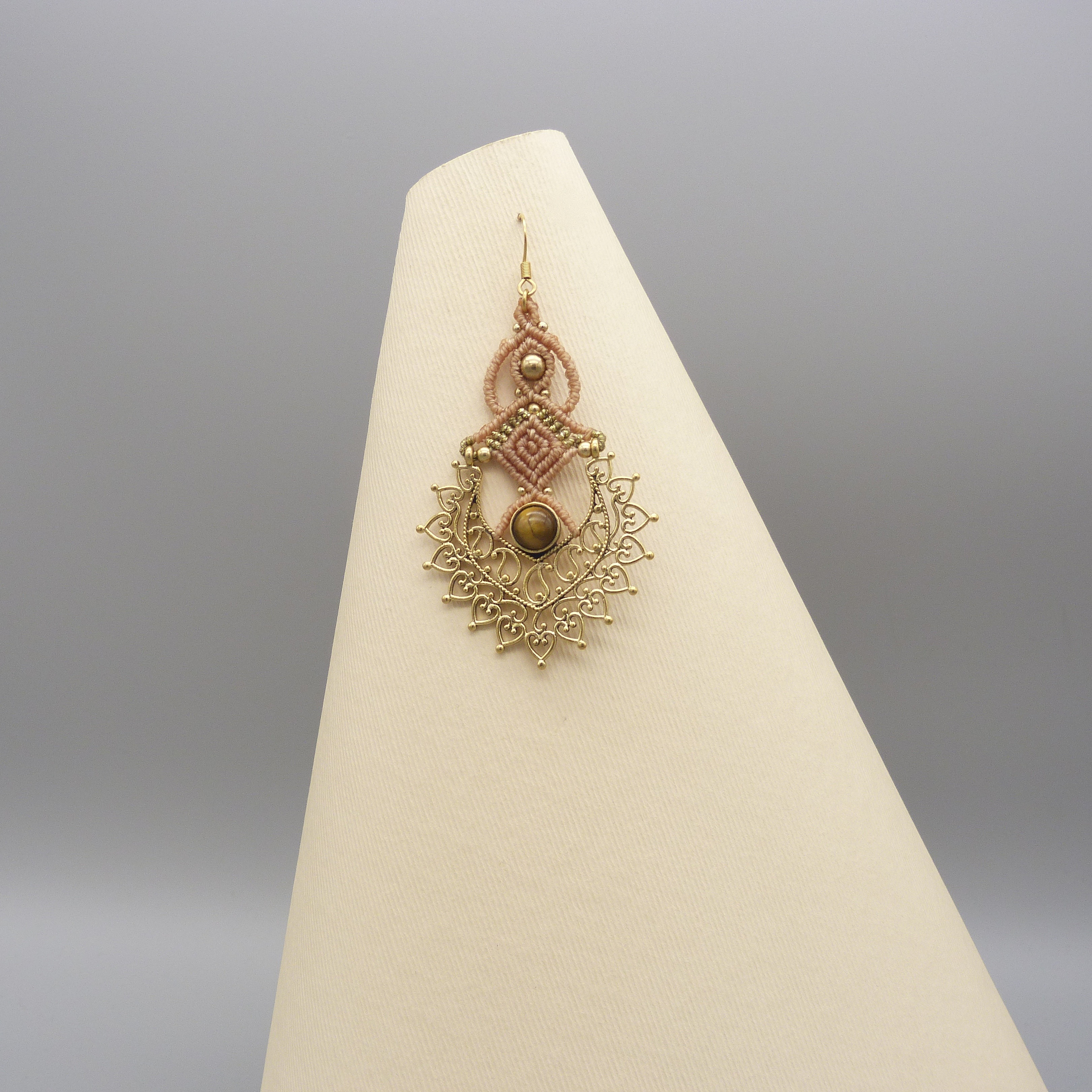 Paire de boucles d'oreilles couleur paille en micro-macram&eacute; avec un oeil de tigre