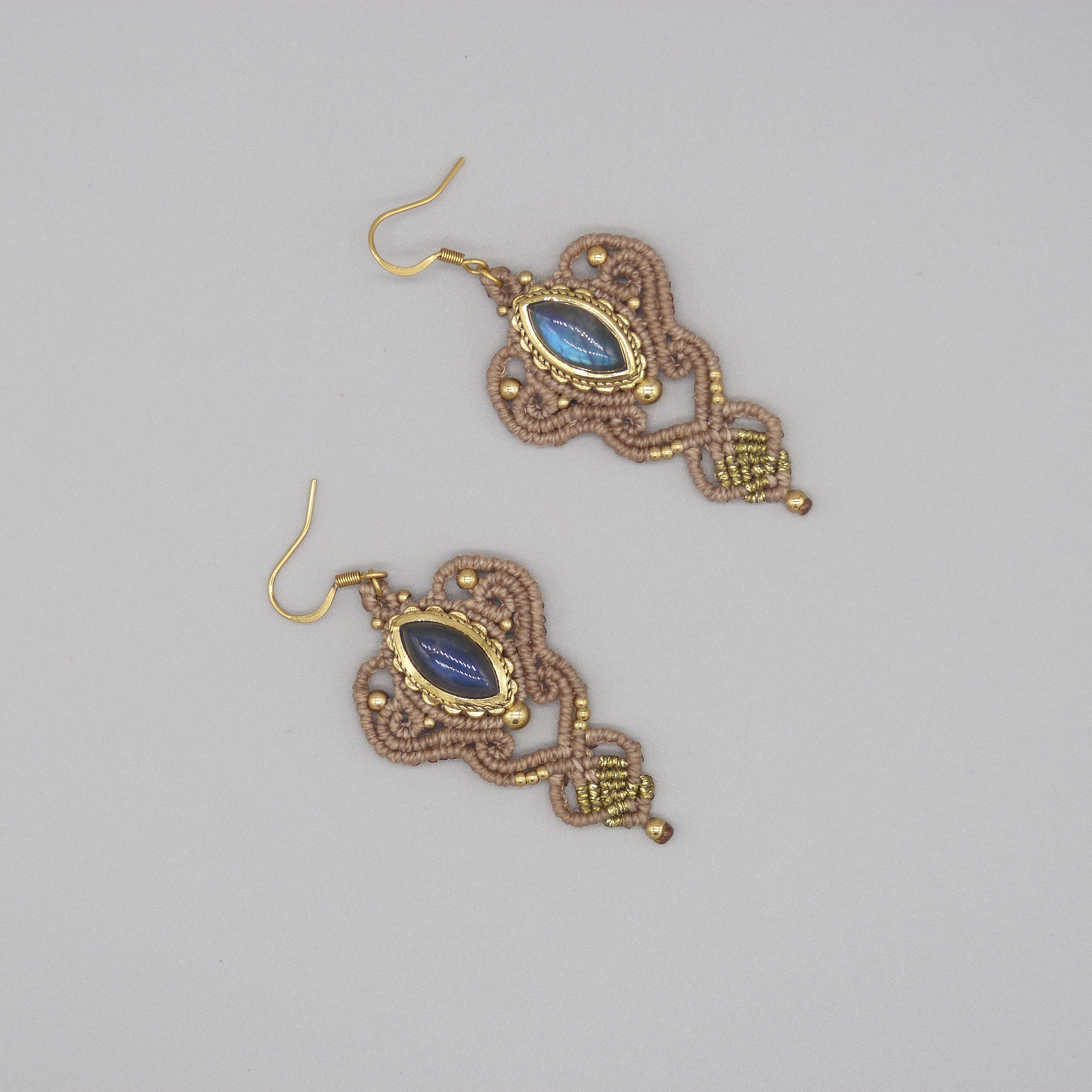 Paire de boucles d'oreilles couleur vanille en micro-macram&eacute; avec un labradorite sertie