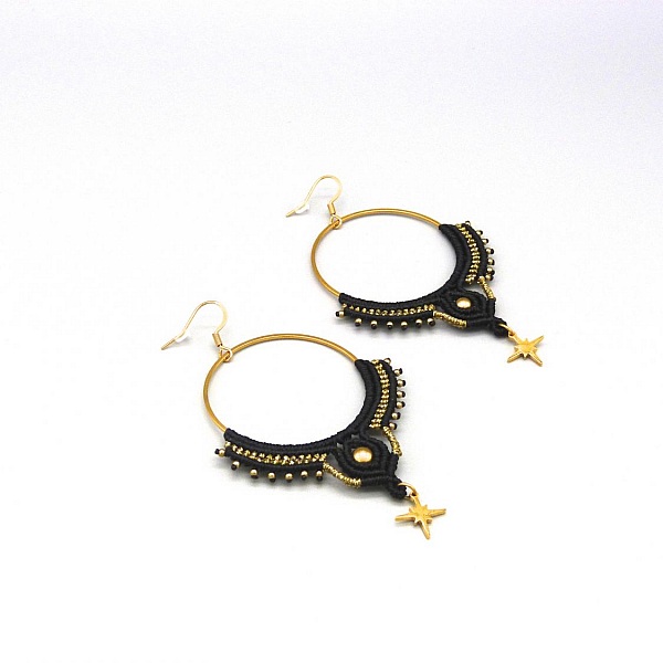Paire de boucles d'oreilles cr&eacute;oles noires et dor&eacute;es en micro-macram&eacute;