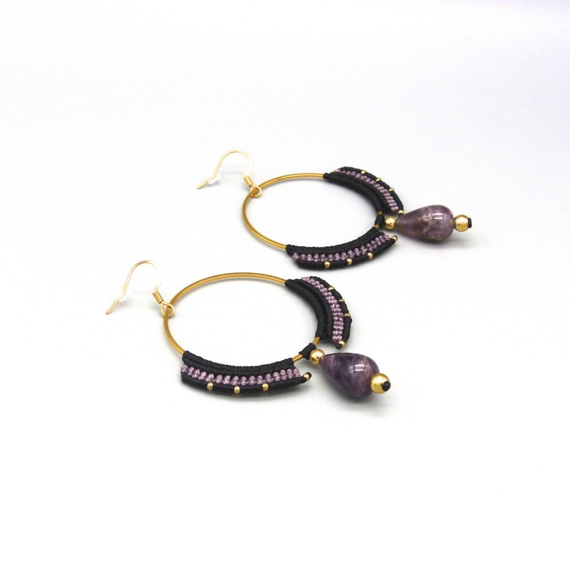 Paire de boucles d'oreilles créoles dans les tons noir et violet en micro-macramé