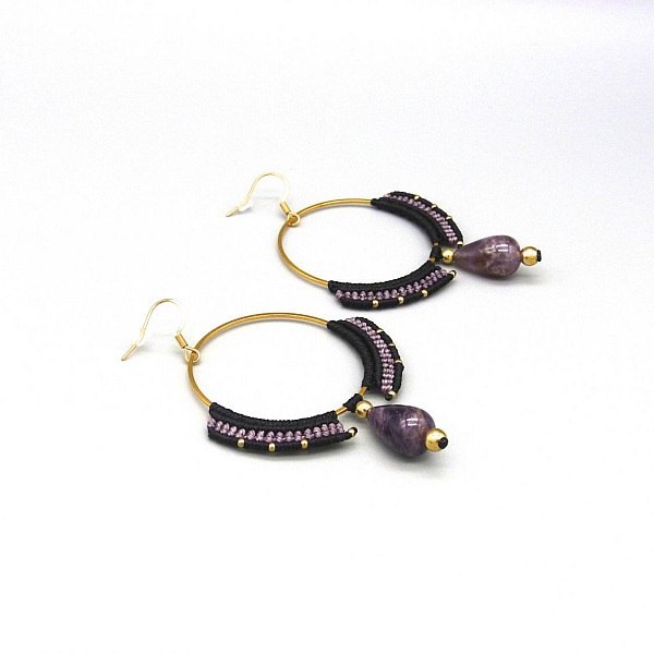 Paire de boucles d'oreilles cr&eacute;oles dans les tons noir et violet en micro-macram&eacute;