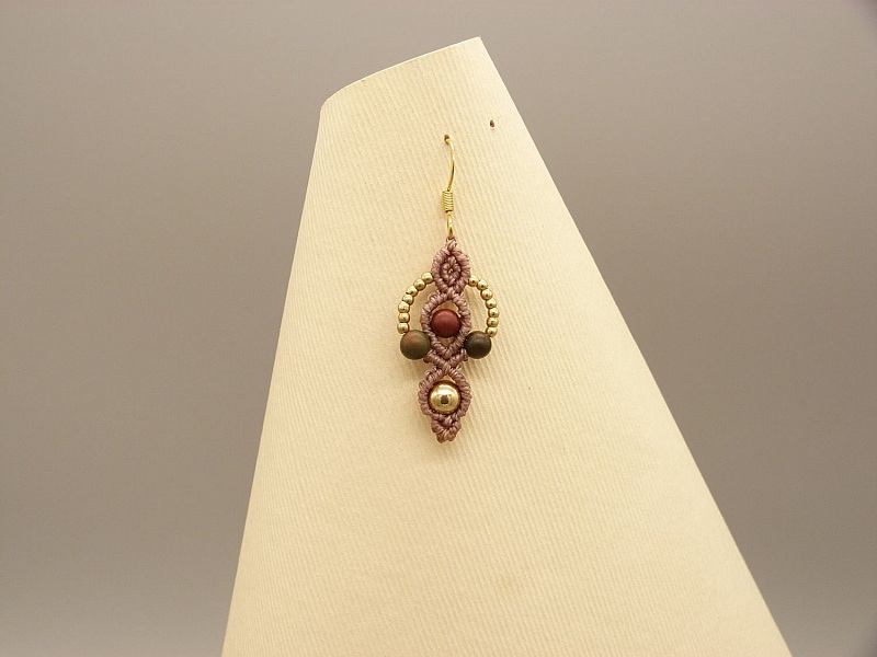 Coppia di orecchini in micro-macram&egrave;, colore taupe 