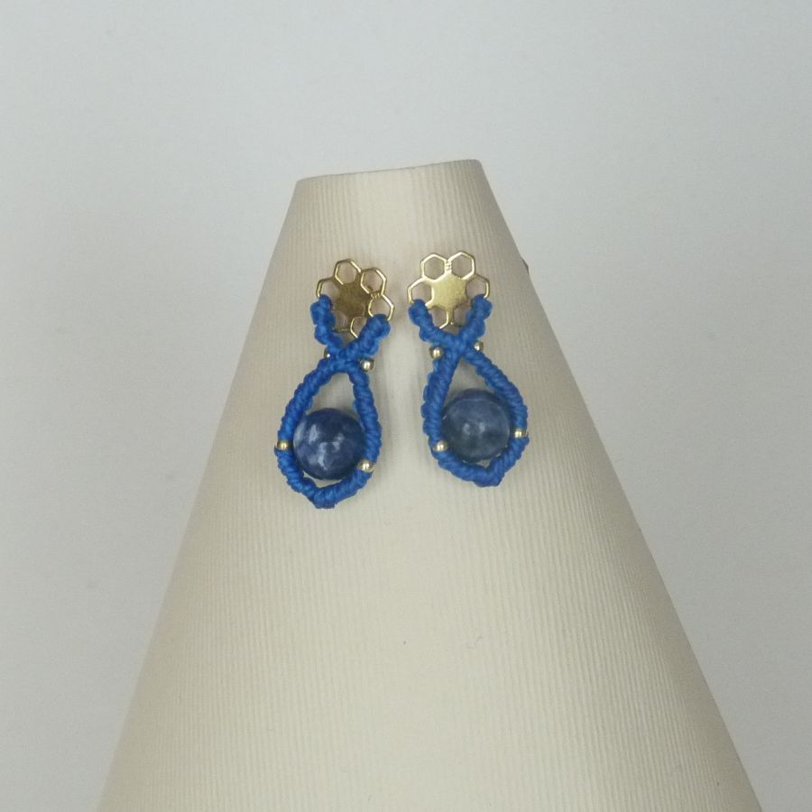 Paire de boucles d'oreilles  en micro-macram&eacute; bleu roi