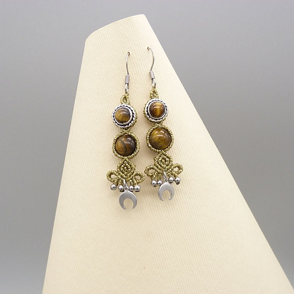 Coppia di orecchini in micro-macram&egrave; dorati 