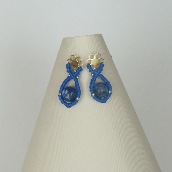 Paire de boucles d'oreilles  en micro-macram&eacute; bleu roi