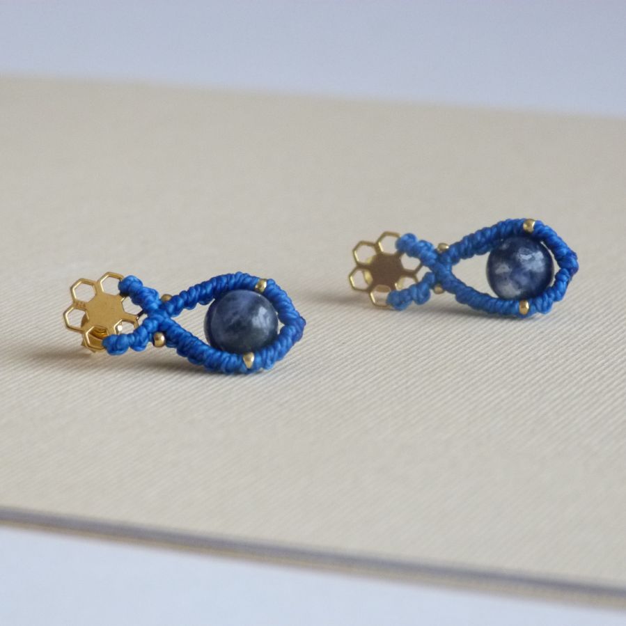 Paire de boucles d'oreilles  en micro-macram&eacute; bleu roi