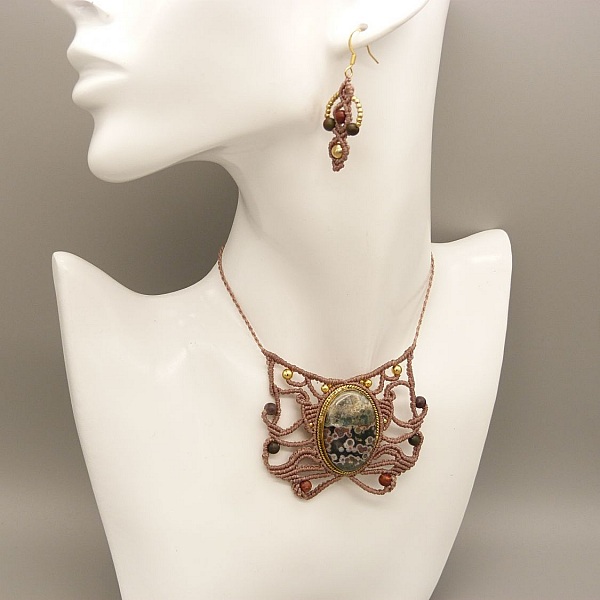 Coppia di orecchini in micro-macram&egrave;, colore taupe 