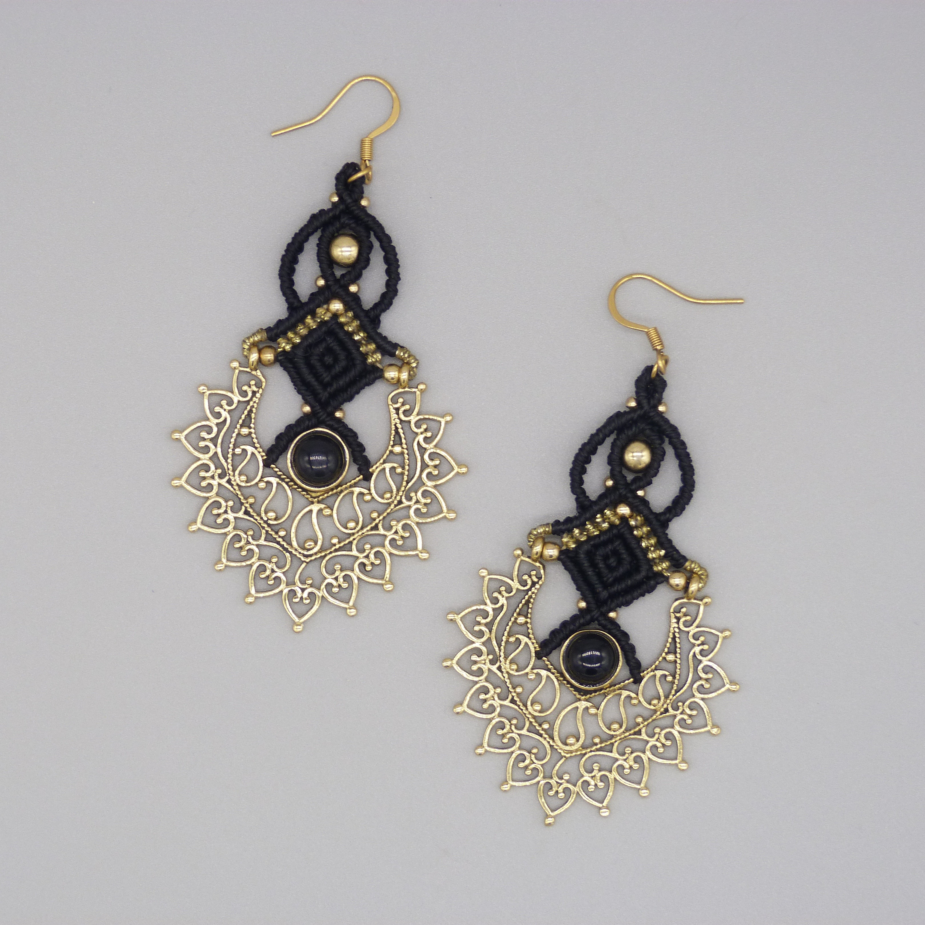 Paire de boucles d'oreilles noires en micro-macram&eacute; avec un onyx noir