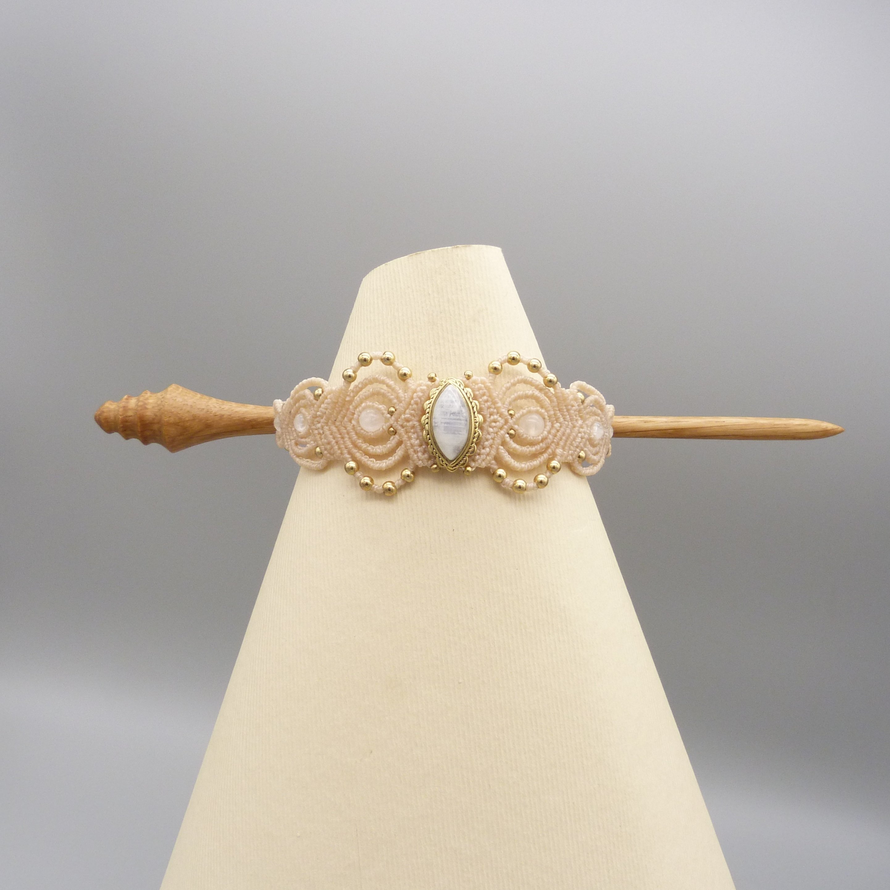 pic &agrave; cheveux avec ornement en micro-macram&eacute;