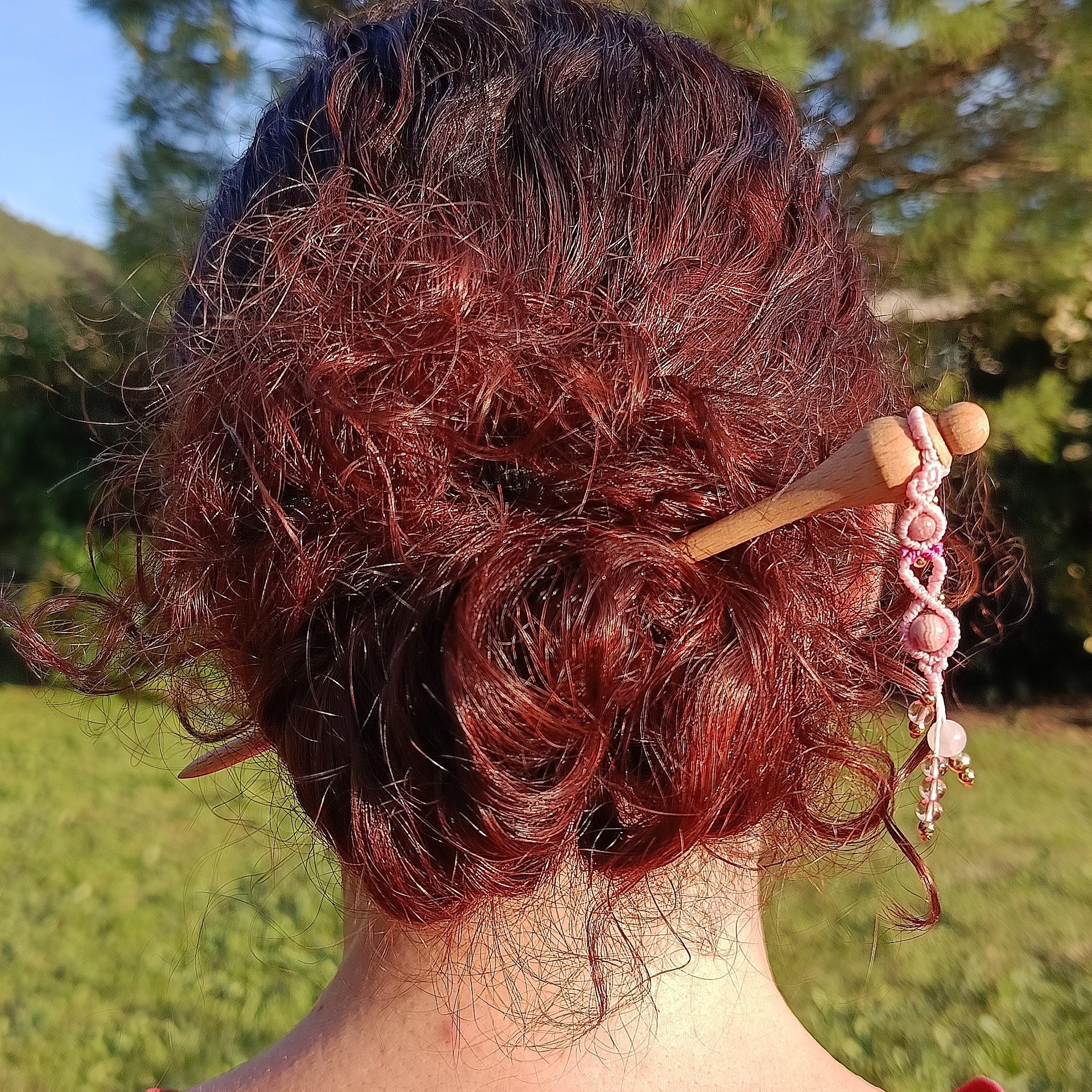 pic &agrave; cheveux avec ornement en micro-macram&eacute;