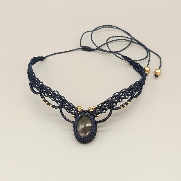 Ras-du-cou bleu fonc&eacute; avec labradorite