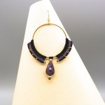 Paire de boucles d'oreilles créoles dans les tons noir et violet en micro-macramé