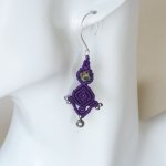 Coppia di orecchini in micro-macramé viola con gancio in argento 925