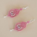 Orecchini rosa in micro macramé con ganci in argento 925