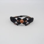 Bracciale in micro-macramé nero con perlina centrale 'pietra del sole'.