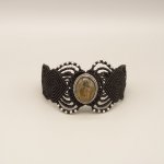 Bracciale in micro-macramé nero con labradorite incastonata al centro