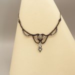 Collana in micro-macramé grigio antracite con incastonatura di labradorite